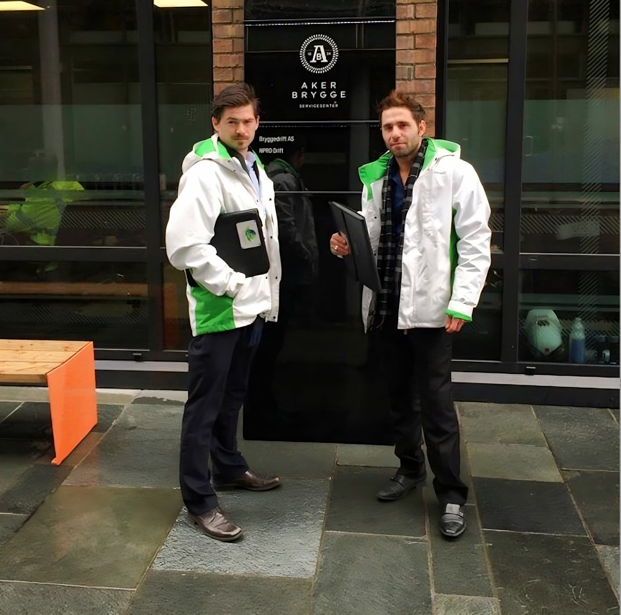 Team som utfører flyttetjenester innendørs